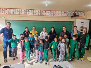 Alunos da rede municipal recebem tênis. Foto: Assessoria de Imprensa/Prefeitura de Campo do Tenente