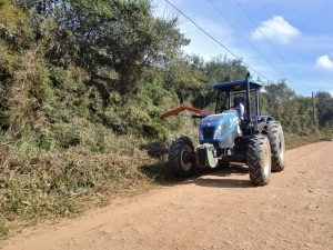 Prefeitura realiza serviço de manutenção nas estradas. Foto: Assessoria de Imprensa/Prefeitura de Quitandinha