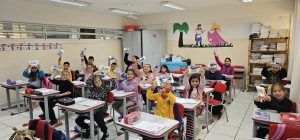 Alunos celebram ação com kits distribuídos na escola. Foto: Assessoria de Imprensa/Prefeitura de Quitandinha