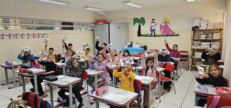 Alunos celebram ação com kits distribuídos na escola. Foto: Assessoria de Imprensa/Prefeitura de Quitandinha