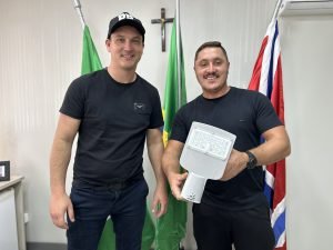 Maicon e Guilherme destacam o trabalho de substituição das luminárias. Foto: Assessoria de Imprensa/Prefeitura de Piên