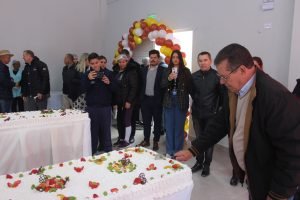 Prefeito Zé Quirera corta bolo do aniversário de Quitandinha. Foto: O Regional
