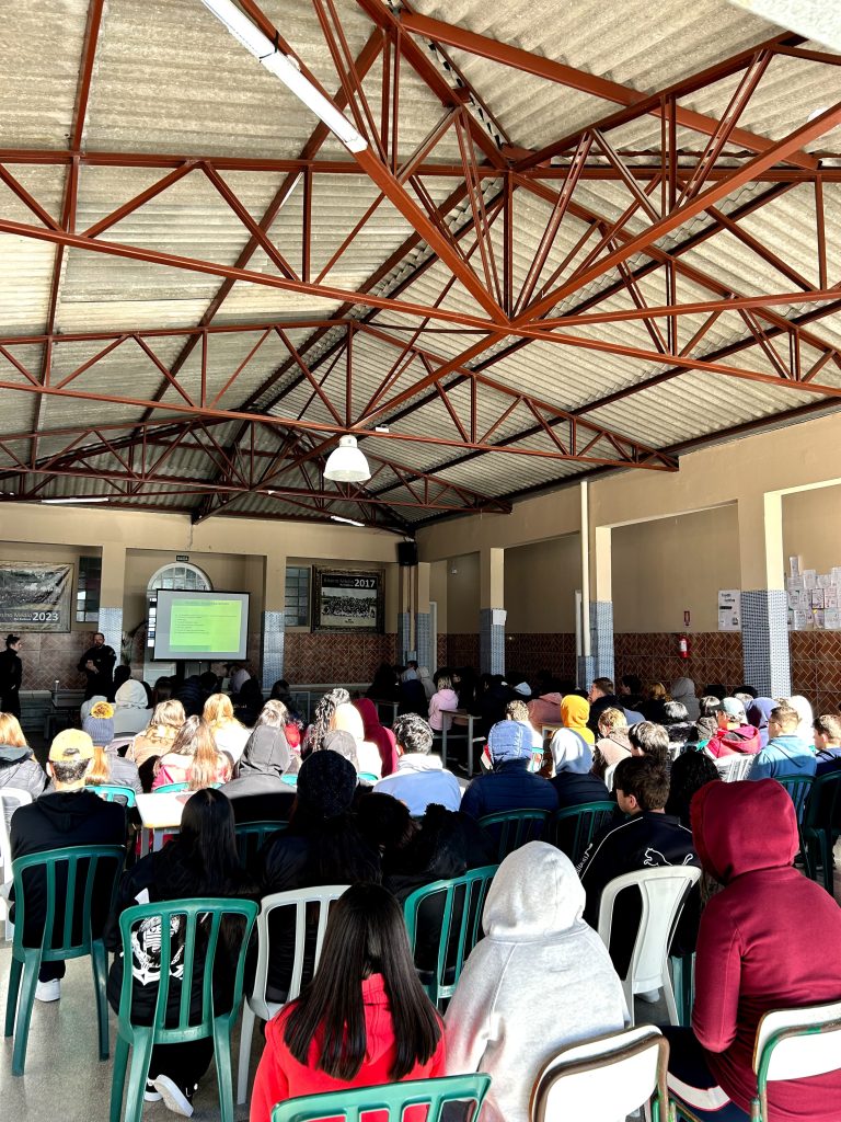 Palestra da Polícia Civil mobilizou alunos do colégio. Foto: Assessoria de Imprensa// Prefeitura de Agudos do Sul