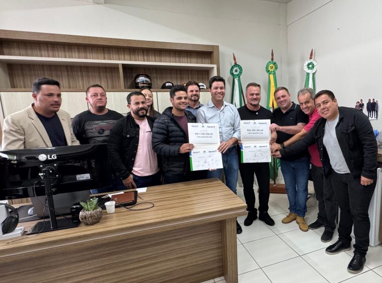 Secretário anunciou recursos para obras em Mandirituba. Foto: Assessoria de Imprensa/Prefeitura de Mandirituba