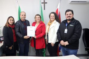 Assinatura do termo garantiu recursos para ações voltadas à infância e à adolescência. Foto: Assessoria de Imprensa/Prefeitura de Piên