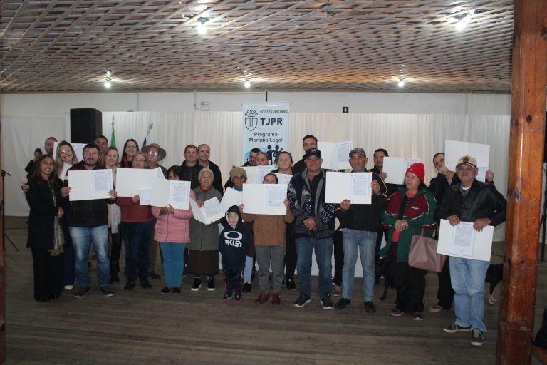 Famílias beneficiadas em entrega de mais um lote de matrículas. Foto: O Regional