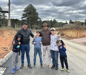 Prefeito acompanha o andamento da pavimentação. Foto: Assessoria de Imprensa/Prefeitura de Agudos do Sul