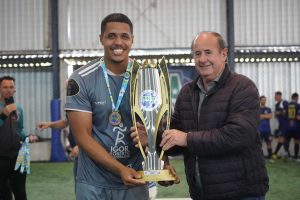 Prefeito Gringo entrega taça do título do Real Sport. Foto: Photosports