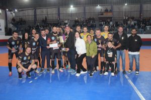 Entrega da premiação para a equipe vencedora. Foto: O Regional