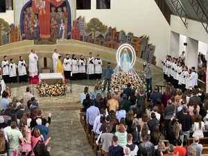 Alvaro e Daniel testemunharam durante a missa. Foto: Colaboração/Josnei Grosskopf