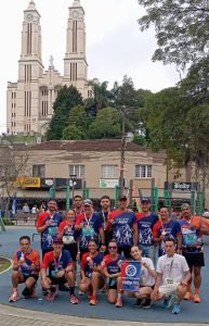 Atletas da equipe na Corrida de Rua FMD. Foto: Divulgação