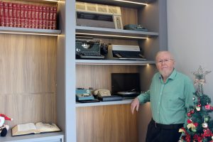 Orlando mostra equipamento antigos usados em anos anteriores. Foto: Arquivo/O Regional