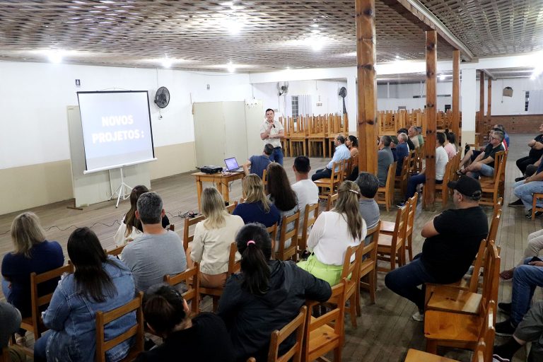 Prefeito Maicon Grosskopf e equipe detalharam os investimentos. Foto: Assessoria de Imprensa/Prefeitura de Piên