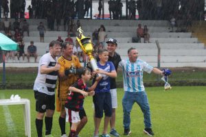 Prefeito Maicon Grosskopf na entrega da taça de campeão ao Hotel. Foto: O Regional