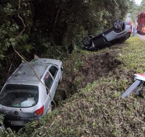 Dois automóveis se envolveram em acidente na PR-281. Foto: Divulgação/Corpo de Bombeiros de Piên