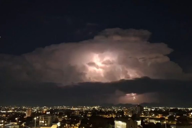 Após raios no céu, chuva diminui e temperaturas seguem na gangorra no Paraná Foto: Simepar