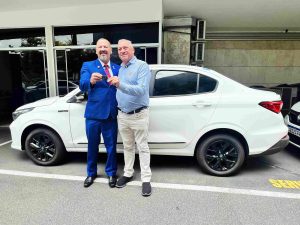 Prefeito recebeu as chaves do veículo. Foto: Assessoria de Imprensa/Prefeitura de Contenda