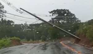 Poste quase caiu sobre a via em Lageado. Foto: Reprodução/Divulgação