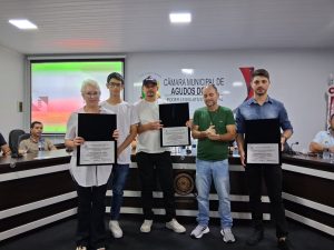 Família de Godofredo de Lima também recebeu a homenagem do legislativo. Foto: Assessoria de Imprensa/Prefeitura de Agudos do Sul