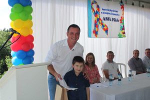 Prefeito Maicon Grosskopf foi homenageado por aluno. Foto: O Regional