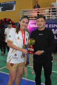 Vitória ficou com o prêmio de artilheira no futsal feminino. Foto: O Regional 