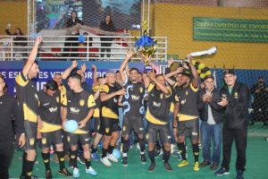 Prefeito Genezio Ferreira na entrega do troféu do título ao Cerro. Foto: O Regional 