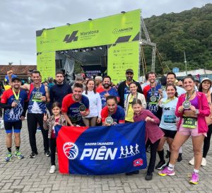 Alguns dos atletas pienenses que competiram no domingo nos 10 km e 42 km. Foto: Divulgação