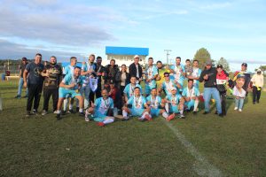 Prefeito Maicon Grosskopf entregou o troféu à equipe campeã. Foto: Arquivo/O Regional