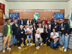 Representantes do TLC receberam a homenagem. Foto: Assessoria de Imprensa/Câmara de Rio Negro
