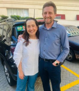 Deputada Rosangela Moro com Joelsio Galvan agradecem a votação na região. Foto: Divulgação