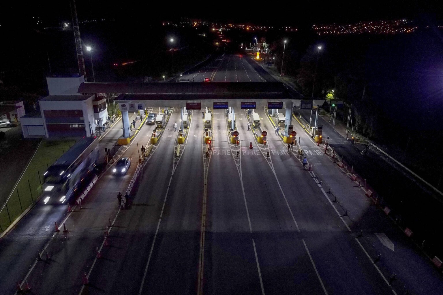 Praça de pedágio mais cara do País é uma das primeiras a ter a cobrança encerrada no Paraná Praça de pedágio mais cara do País é uma das primeiras a ter a cobrança encerrada no Paraná