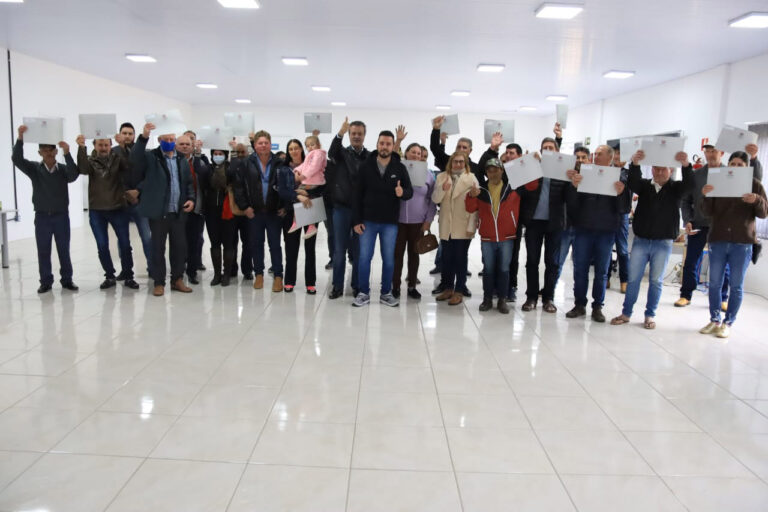 Famílias de Mandirituba recebem documentos para regularizar propriedades - Foto: Alessandro Vieira/SEDEST-PARANÁ