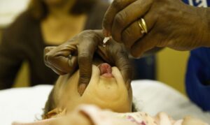 Crianças com idade entre 1 ano e menores de 5 são vacinadas no posto de saúde Heitor Beltrão, na Tijuca, zona norte do Rio, para receber a dose contra a pólio e contra o sarampo. Foto: Tomaz Silva/Agência Brasil