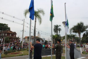 Autoridades no hasteamento das bandeiras. Foto: O Regional