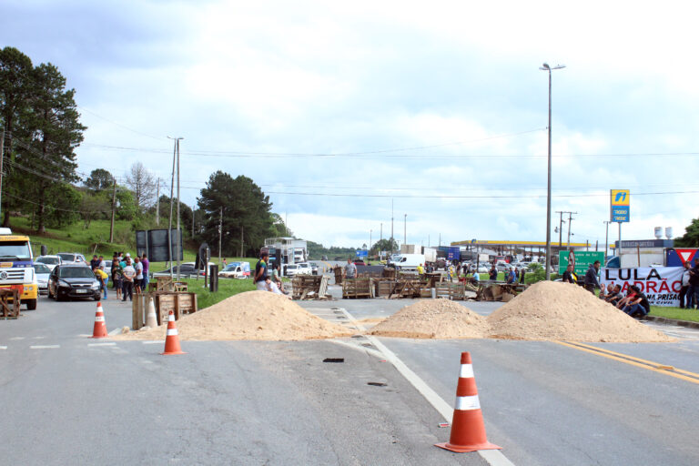 Bloqueio registrado no trevo de Areia Branca dos Assis, em Mandirituba. Foto: Arquivo O Regional