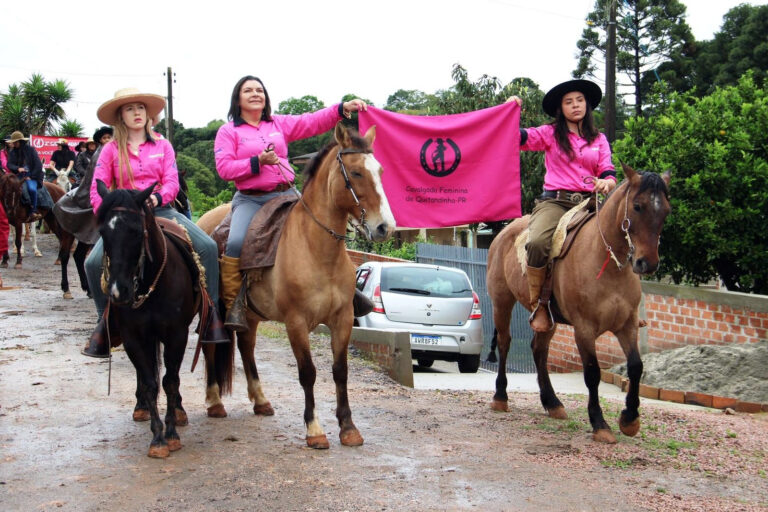 Cavalgada em alusão ao Outubro Rosa reuniu mulheres em Quitandinha. Foto: Divulgação