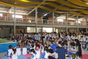 Centenas de alunos acompanharam o teatro que faz parte do projeto MudaMundo. Foto: Assessoria de Imprensa/Prefeitura de Piên