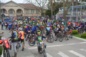 Centenas de atletas participaram do cicloturismo em Agudos do Sul. Foto: NoBrake Agudos do Sul