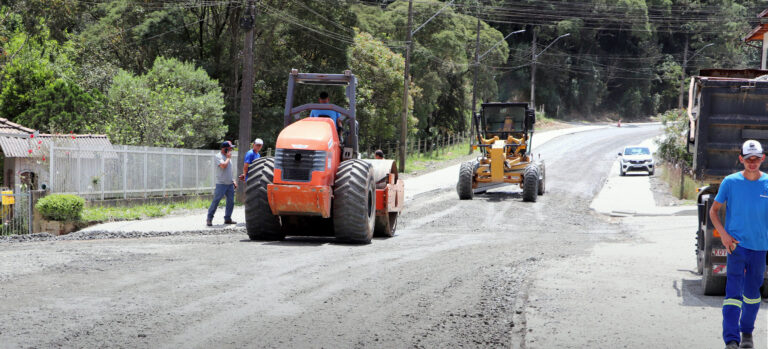 Obras de pavimentação asfáltica estão em andamento no bairro de Trigolândia. Foto: Assessoria de Imprensa/Prefeitura de Piên