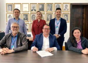 Prefeito Diego Ribas fez a assinatura do convênio para execução das obras em diversas ruas. Foto: Assessoria de Imprensa/Prefeitura da Lapa