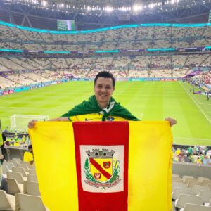 Bruno leva a bandeira de Quitandinha para os jogos da Copa do Mundo no Qatar. Foto: Arquivo pessoal