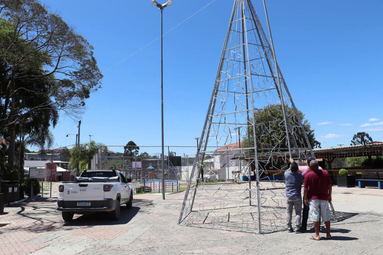 Decoração natalina já está sendo instalada na cidade para a abertura do evento. Foto: Assessoria de Imprensa/Prefeitura de Piên