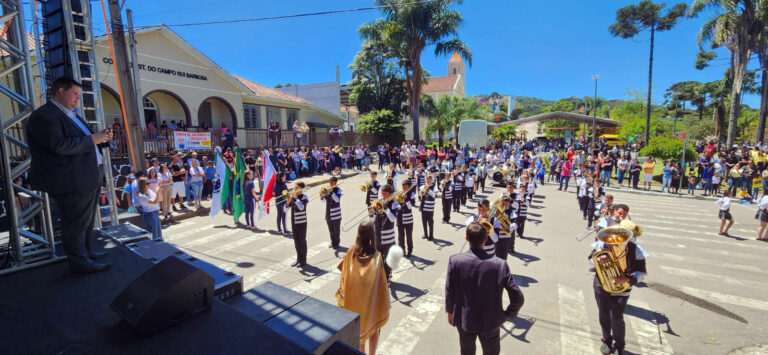 Desfile cívico no centro de Agudos do Sul na manhã de ontem. Foto: Assessoria de Imprensa/Prefeitura de Agudos do Sul