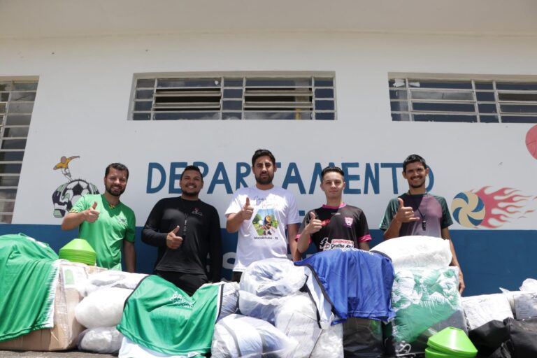 Equipe do Departamento de Esportes comemorou a chegada dos novos itens esportivos. Foto: Assessoria de Imprensa/Prefeitura de Mandirituba