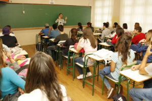 Estudantes podem utilizar a nota do Enem para entrar na universidade. Foto: Hedeson Alves/Arquivo/SEED
