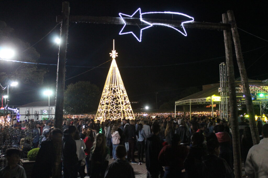 Natal Luz de Piên leva cerca de 5 mil pessoas para a praça - Prefeitura  Municipal de Piên