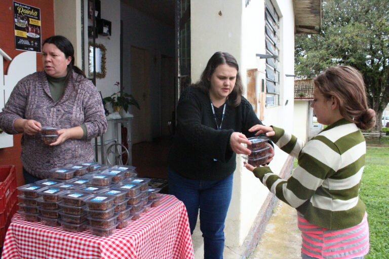 Pedaços de bolo foram entregues aos pienenses no aniversário da cidade. Foto: Arquivo/O Regional