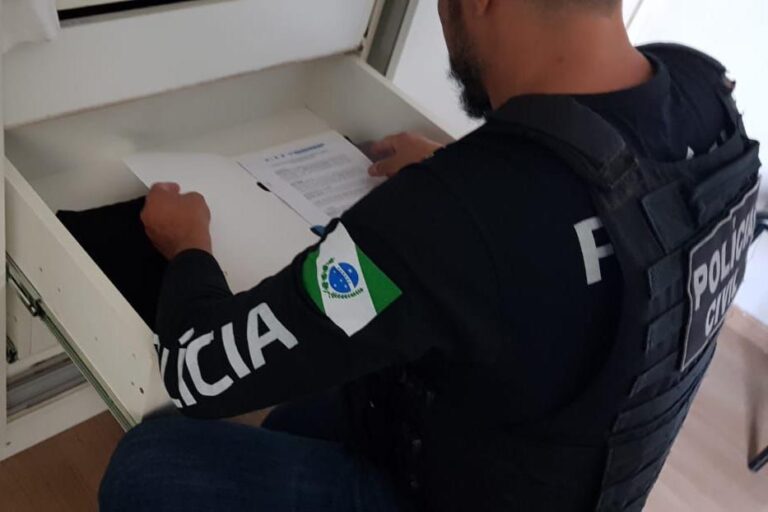 Polícia Civil está cumprindo mandados na operação contra associação criminosa responsável por aplicar golpe do motoboy. Foto: PCPR