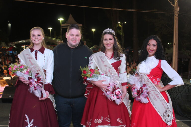 Prefeito Jessé e as vencedoras do concurso de rainha e princesas. Foto: O Regional