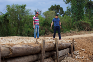 Prefeito Weverton Vizentin esteve acompanhando as obras na comunidade. Foto: Assessoria de Imprensa/Prefeitura de Campo do Tenente